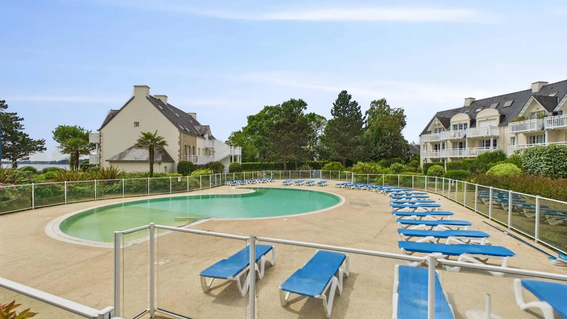 Balcon Vue Mer Et Piscine Pour 4 Personnes Fouesnant Fransa